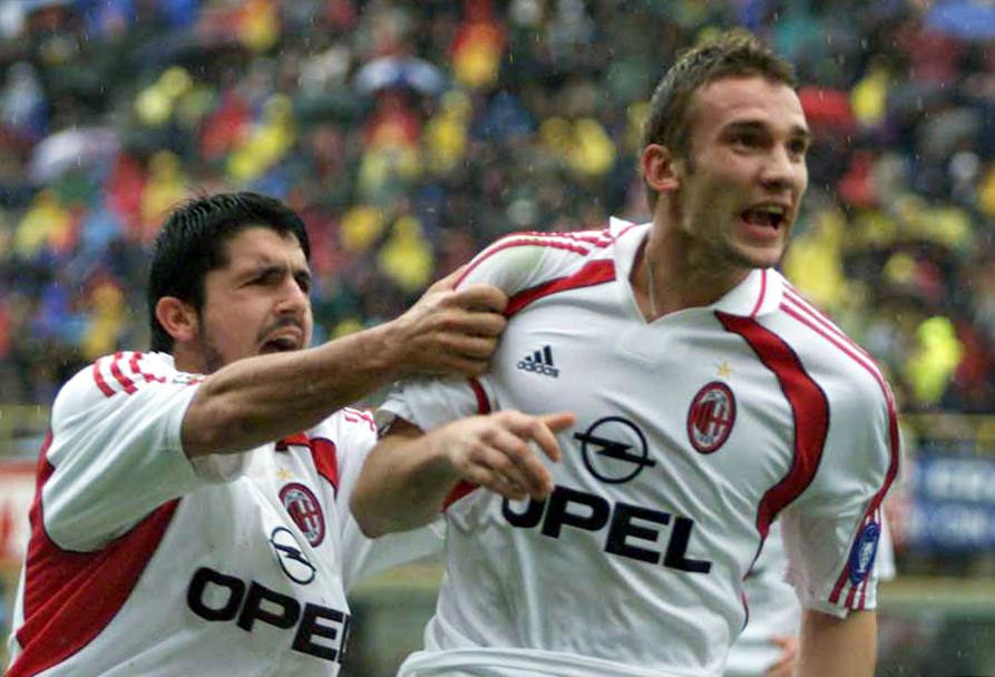 Ottobre 2000. Bologna - Milan. Shevchenko festeggia il gol con il compagno Gattuso. L&#39;attaccante ucraino festeggia il 29 settembre 39 anni (Ap)